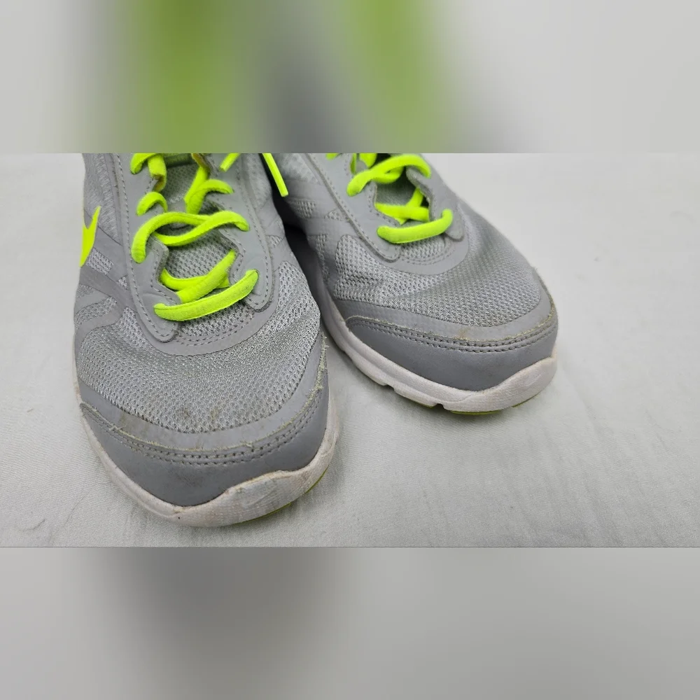 Nike Women’s Core Motion TR 2 Mesh Training Shoe 749180-003 Size 7.5 Gray Neon